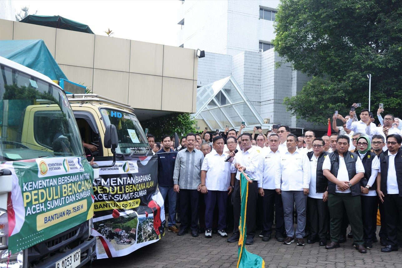Mentan Amran Lepas 207 Truk Bantuan Bencana Banjir Sumatra